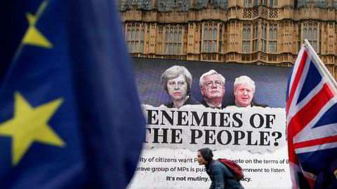 Statsminister Theresa May og eksstatsrådene David Davis og Boris Johnson er fortsatt hovedpersonene i den betente brexit-striden – selv om de to siste ikke lenger er med i regjeringen. Her fra en anti-brexit-demonstrasjon i London i fjor.