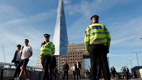 Politibetjenter patruljerer London Bridge, som mandag ble gjenåpnet etter terrorangrepet lørdag kveld.