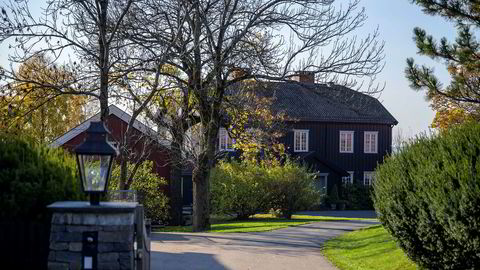 Den svært sentralt beliggende praktgården Østre Holmen gård ved foten av Holmenkollen var tidligere eid av Kværner-sjef Erik Tønseth før den ble solgt til Trygve Bjerke i 2007 for 60 millioner kroner. Nå har Bjerke solgt den videre til brødrene Haudemann-Andersen for 113 millioner kroner.