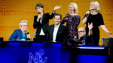 Programleder Jon Almaas ble hyllet av Knut Nærum (fra venstre), Pernille Sørensen, Linn Skåber, Johan Golden og Ingrid Gjessing Linhave under sin siste innspilling av «Nytt på nytt».