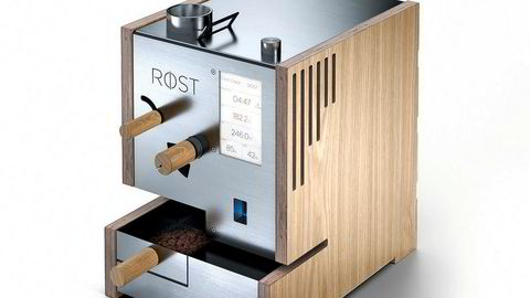 Ny brenner. Etter fire års prøving og feiling er det klart for den nye, norske kaffebrenneren Røst.