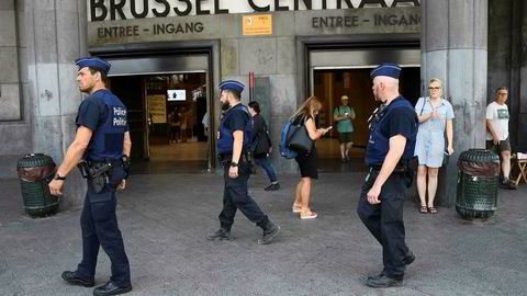 Belgisk politi patruljerer utenfor sentralstasjonen i Brussels etter et mislykket terrorangrep.