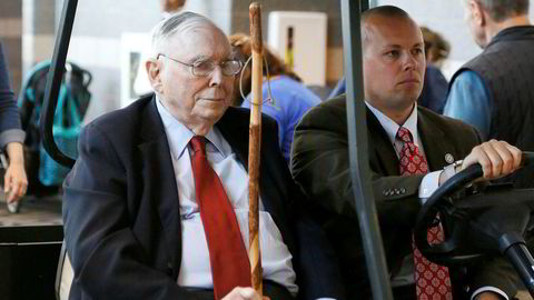 Nestsjef Charlie Munger (93) ble kjørt rundt i en golfbil under helgens generalforsamling i Berkshire Hathaway.