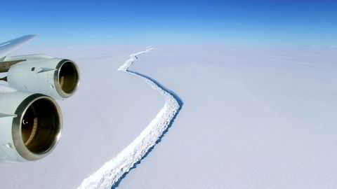 Sprekken på Larsen-isbreen del C blir stadig større, og faller delen av blir verdens største isfjell dannet.
