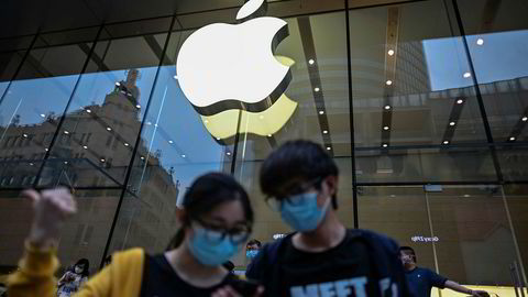 Kinesiske forbrukere er tilbake ved kjøpesentrene etter koronapandemien. Det har vært høy trafikk ved Apple-utsalgene under 1. mai-langweekenden. Alle Apples utsalg har åpnet i Kina igjen. I store deler av Europa og USA holder de fortsatt stengt. Her fra Shanghai.