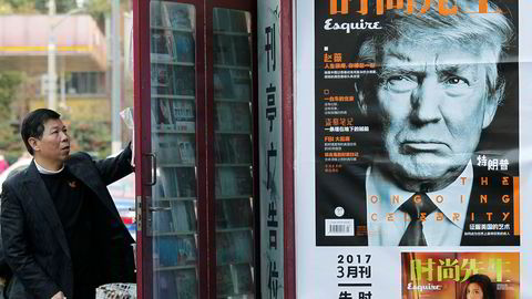 USAs president Donald Trump avbildet i en nyhetskiosk i den kinesiske byen Shanghai i forkant av møtet mellom Trump og Kinas president Xi Jinping.