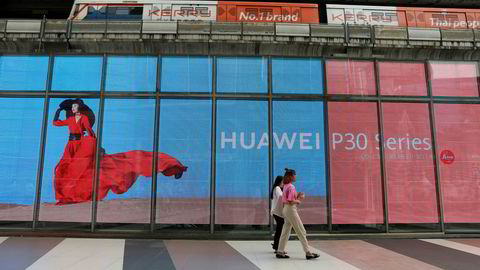 Nye statistikker fra analyseselskapet Canalys for tredje kvartal viser at Huawei tar markedsandeler fra Apple. 19 prosent av alle smarttelefoner som ble solgt i tredje kvartal kom fra det kinesiske selskapet. Dette til tross for at telefonene ikke selges i USA.