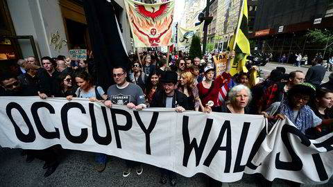 Occupy Wall Street samlet tusener av demonstranter i hele verden for å protestere mot grådigheten til ledende finansielle eliter og politikerne som reddet dem, skriver Olav Rosness i innlegget. Her fra Fifth Avenue i New York.