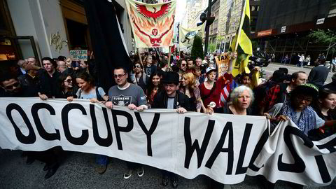 Occupy Wall Street samlet tusener av demonstranter i hele verden for å protestere mot grådigheten til ledende finansielle eliter og politikerne som reddet dem, skriver Olav Rosness i innlegget. Her fra Fifth Avenue i New York.
