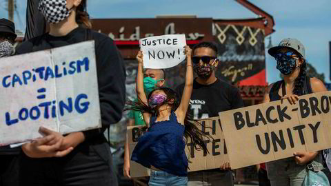 Demonstranter tok til gatene i Los Angeles lørdag etter dødsfallet til George Floyd sist søndag. Den ubevæpnede afroamerikanske mannen døde etter å ha blitt trykket til bakken da han ble pågrepet av politiet i Minneapolis.