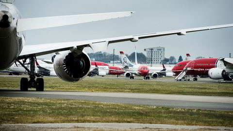 På Stavanger lufthavn Sola står en rekke av Norwegians fly både på kort- og langdistanse parkert under koronakrisen. Selskapet har drøyt 50 fly som det eier selv, og resten av flyene tilhører 24 ulike leasingaktører som det forhandles med nå.