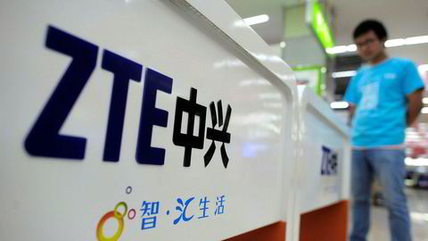ZTE-reklame i en butikk i Wuhan sentral i Kina. Det kinesiske selskapet skal nå ha inngått forlik i striden med amerikanske myndigheter. Foto: AP / NTB scanpix