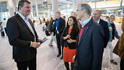 De møttes utenfor gate A4 på Gardermoen tidlig mandag morgen. LO-leder Hans-Christian Gabrielsen (til venstre) var på vei til Nord-Trøndelag. Ap-leder Jonas Gahr Støre skulle på vestlandsturné. Ap-nestleder Hadia Tajik og Oslos næringsbyråd Geir Lippestad skulle til Trondheim. Alle på valgkamp.