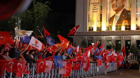 Tilhengere av Tyrkias president Recep Tayyip Erdogan jubler utenfor partiet AKPs hovedkontor.