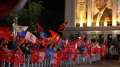 Tilhengere av Tyrkias president Recep Tayyip Erdogan jubler utenfor partiet AKPs hovedkontor.