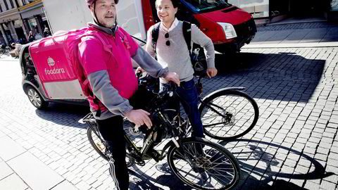 Roar Groseth sykler ut mat for Foodora, her med Carl Tengberg, norgessjef i Foodora.