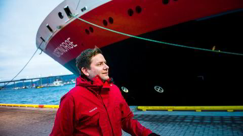 Hurtigrutens konsernsjef Daniel Skjeldam kan endelig vise frem overskudd, og det er en milepæl på veien mot mulig børsnotering eller salg av rederiet. Han sier det ikke er umiddelbare planer om det. Her fra Tromsø havn.