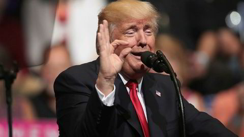 President Donald Trump talte til en forsamling i Iowa, onsdag. Trump snakket om å bygge en mur mot Mexico kledd med solcellepaneler.
