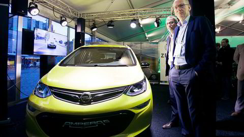 Opels toppsjef Karl-Thomas Neumann og Bernt G. Jessen, sjef i Opel Norge, presenterte Ampera-e, Opel nye elbil, under årets Zero-konferanse.