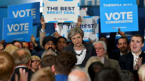 Det går mot et svært spennende valg i Storbritannia. Statsminister Theresa May (bildet) drev tirsdag valgkamp i Slough i sørøst-England.