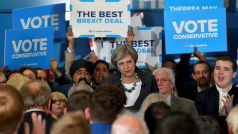 Det går mot et svært spennende valg i Storbritannia. Statsminister Theresa May (bildet) drev tirsdag valgkamp i Slough i sørøst-England.