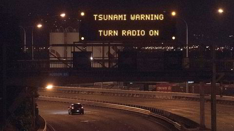 Et tsunamivarsel vises over  State Highway 1 i New Zealands hovedstad Wellington etter at et jordskjelv rammet Christchurch på Sørøya søndag.