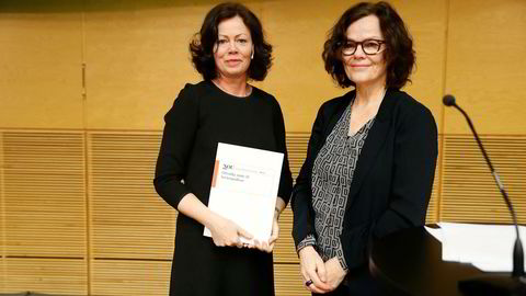 Barne- og likestillingsminister Solveig Horne (Frp) mottar en offentlig utredning om den samlede støtten til barnefamiliene av utvalgsleder Anne Lise Ellingsæter (til høyre).