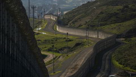 I San Ysidro i California står det tett i tett med stålvegger, gjerder, piggtråd og andre barrikader. Donald Trump har gitt ordre om å starte byggingen av en grensemur mellom USA og Mexico.