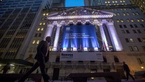 Arkivbilde av New York Stock Exchange på Wall Street på nedre Manhattan i New York City, USA: (AP Photo/Mary Altaffer, File)