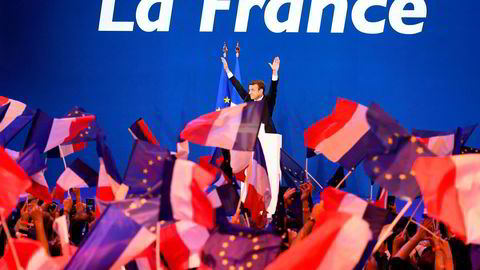 Emmanuel Macron hilser sine tilhengere etter at valgresultatet er klart.