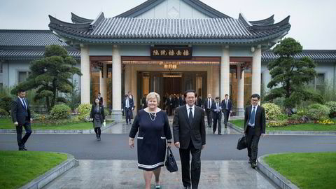 Statsminister Erna Solberg og guvernør Che Jun, nestleder i kommunistpartiets sentralkomité i Zhejiang-provinsen, møttes i Hangzhou april i år. Mandag kommer Che Jun og en rekke andre kinesiske aktører til Norge for å signere sjømatavtaler.