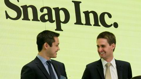 GOD FOR 11 MRD DOLLAR. Snapchat-gründerne Bobby Murphy (t.v.) og Evan Spiegel økte sine aksjeverdier med 44 prosent torsdag. Her like etter at de har ringt i børsklokken som markerte åpningen og første handel i Snapchat-aksjen på New York-børsen torsdag.