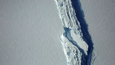 En 200 kilometer lang sprekk har nesten delt isflaket fra resten av isbremmen Larsen C på Antarktishalvøya.