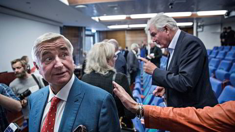 Christen Sveaas får klapp på skulderen etter ekstraordinær generalforsamling i Norske Skog.