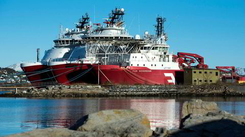 Offshoreskip fra Farstad Shipping i opplag ved Humla utenfor Ålesund.
