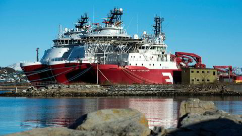 Offshoreskip fra Farstad Shipping i opplag ved Humla utenfor Ålesund.