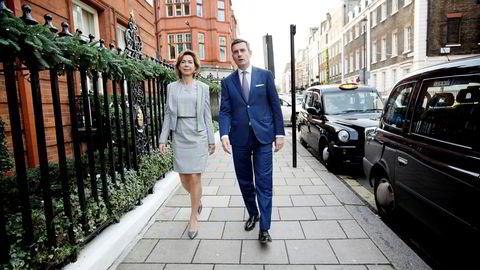 DNBs Kristin Holth og Harald Serck-Hanssen ankommer kapitalmarkedsdagen på Claridge’s Hotel i finansdistriktet Mayfair i London onsdag.