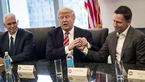 Peter Thiel har gitt Donald Trumps stab råd i teknologispørsmål. Her med Trump og kommende visepresident Mike Pence i desember i fjor.