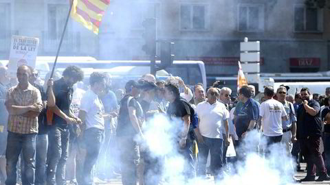 Spanske drosjesjåfører streiker mot private drosjeselskaper tirsdag, her ved Atocha togstasjon i Madrid.