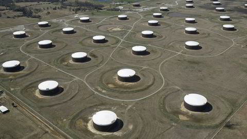 Oljelagre i den amerikanske byen Cushing, Oklahoma. De ukentlige tallene som viser hvorvidt amerikanske oljelagre har økt eller minsket har vist seg å kunne skape store bevegelser i oljeprisen.