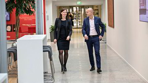 Konserndirektør Morten Thorsrud i forsikringsselskapet If setter ned forsikringsprisene for å vinne kunder tilbake. Her med Ingrid Janbu Holthe, sjef for salg og service i Norge.