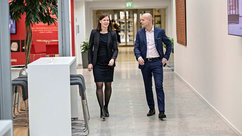 Konserndirektør Morten Thorsrud i forsikringsselskapet If setter ned forsikringsprisene for å vinne kunder tilbake. Her med Ingrid Janbu Holthe, sjef for salg og service i Norge.