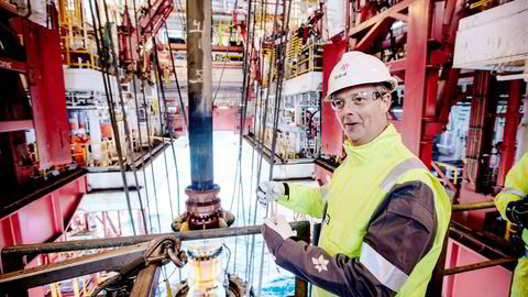Olje- og energiminister Terje Søviknes (Frp) har lyst ut rekordmange nye letearealer for oljenæringen i Barentshavet. Her er han på oljeriggen Songa Enabler på Snøhvit-feltet.