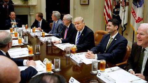 Donald Trump sammen med blant andre Mitch McConnell (til venstre for Trump) og Paul Ryan (til høyre for Trymp) , to republikanere som har vært sentrale i partiets forsøk på å gjennomføre helsereform.