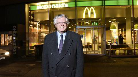 Den britiske finansmannen Guy Hands avbildet foran sin nye ervervelse - de nordiske McDonalds-butikkene.