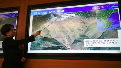 Lee Mi-Seon, ved det nasjonale jordskjelv og vulkansenteret i Seoul viser på et kart over Nord-Korea hvor det kunstige jordskjelvet fant sted. Skjelvingene tyder på en vesentlig kraftigere atomsprengning enn tidligere tester.