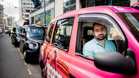 Taxisjåfør Muhammad Ayaz Khan kjørte flere ungdommer fra konserten etter at bomben gikk av mandag kveld. Han har nettopp vasket bilen for blod. Natt til tirsdag drepte en selvmordsbomber mange mennesker som var på Ariana Grande-konsert på Manchester Arena.