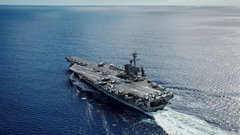 En amerikansk flåte med hangar­­skipet USS Carl Vinson i spissen er på vei til området mellom Korea og Japan.