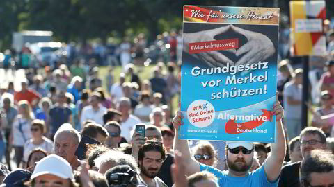 En Alternative für Deutschland-tilhenger med en «Beskytt Grunnloven fra Merkel»-plakat, under en måned før valget i Tyskland 24. september. Langt mer aggressive og pågående politiske hatkampanjer er ventet de neste dagene da partiet, ifølge Der Spiegel, planlegger å bruke tre millioner euro på politisk reklame.