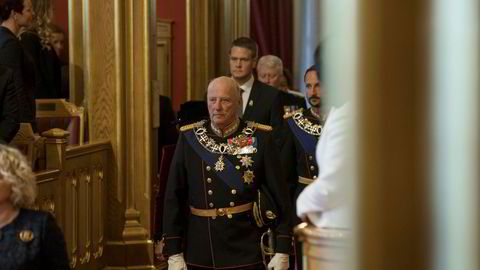 Kong Harald og kronprins Haakon på vei inn i stortingssalen under den høytidelige åpningen av Stortinget i høst. Nå skal Stortinget ta stilling til om kongehuset i sin pengebruk må skille bedre mellom offentlige oppgaver og privat virksomhet og eiendom.